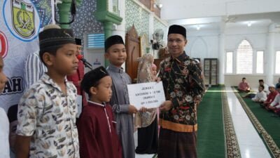 Ketua DPRK Banda Aceh Tutup Anak Mulia Subuh Berjamaah 40 hari di Masjid
