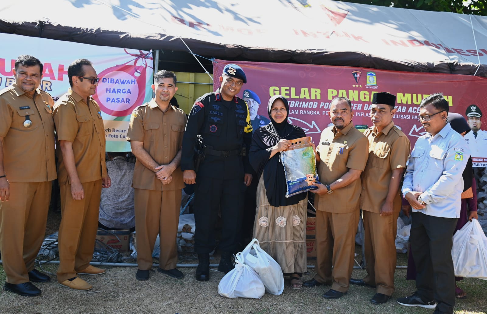 Pemkab Aceh Besar dan Brimob Polda Aceh Gelar Bazar Pangan Murah di Ladong
