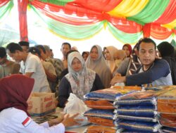 Bazar Pangan Murah Pemkab dan Kejari Aceh Besar Dibeludaki Warga