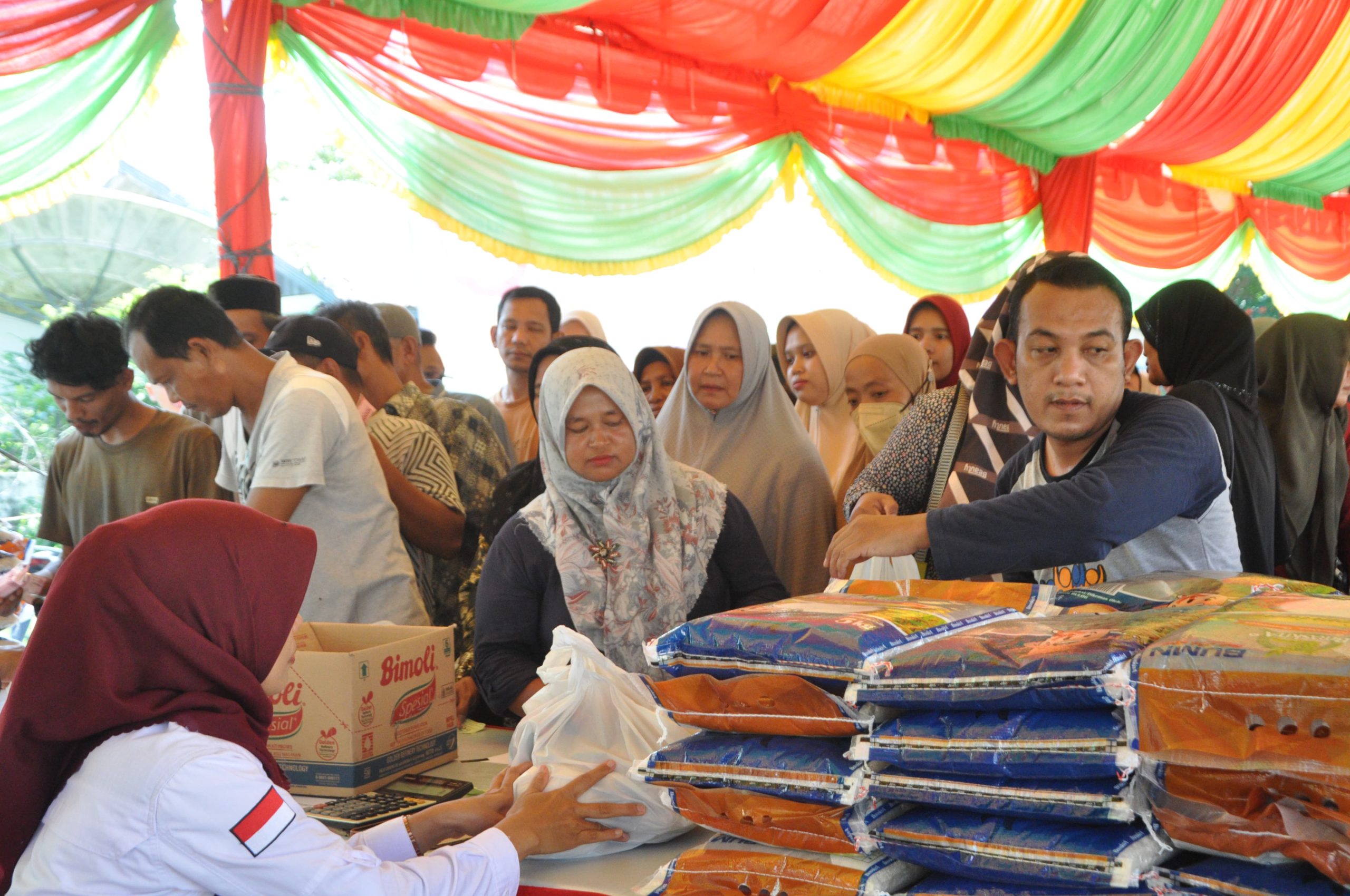 Bazar Pangan Murah Pemkab dan Kejari Aceh Besar Dibeludaki Warga