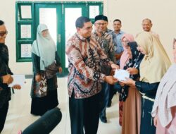Jelang Idul Fitri, Kemenag Aceh Besar Serahkan Donasi untuk Guru Bakti