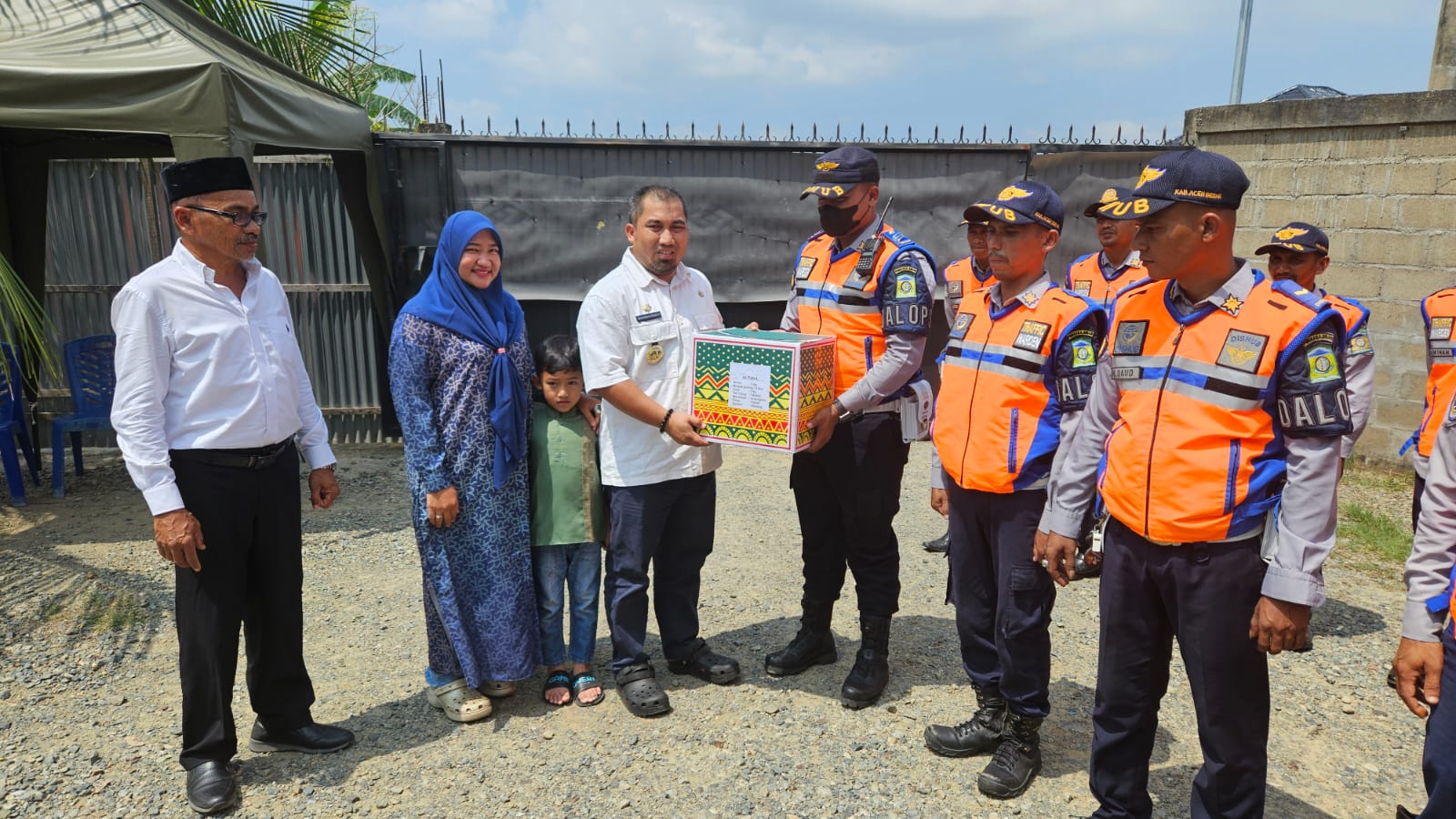 Pj Bupati Bagikan Paket Lebaran untuk 38 Personil Dishub Aceh Besar