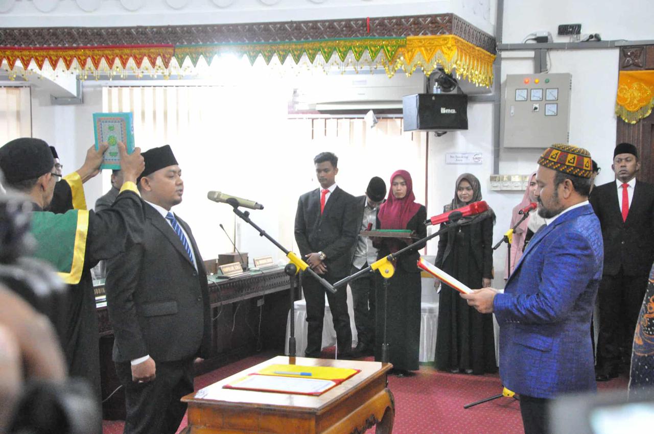 Ketua Iskandar Ali Lantik Muliadi PAW Anggota DPRK Aceh Besar