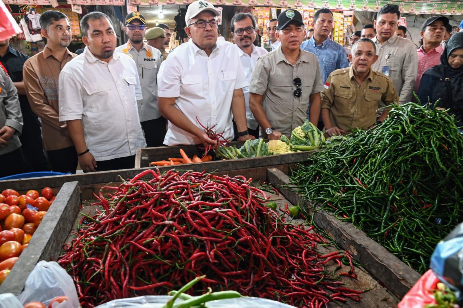 Pj Bupati Aceh Besar Dampingi Gubernur Aceh Pantau Stok dan Harga Pangan di Pasar Induk Lambaro