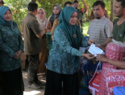 Cut Rezky Dampingi Pj Ketua TP PKK Aceh Kunjungi dan Bantu Korban Kebakaran di KBJ