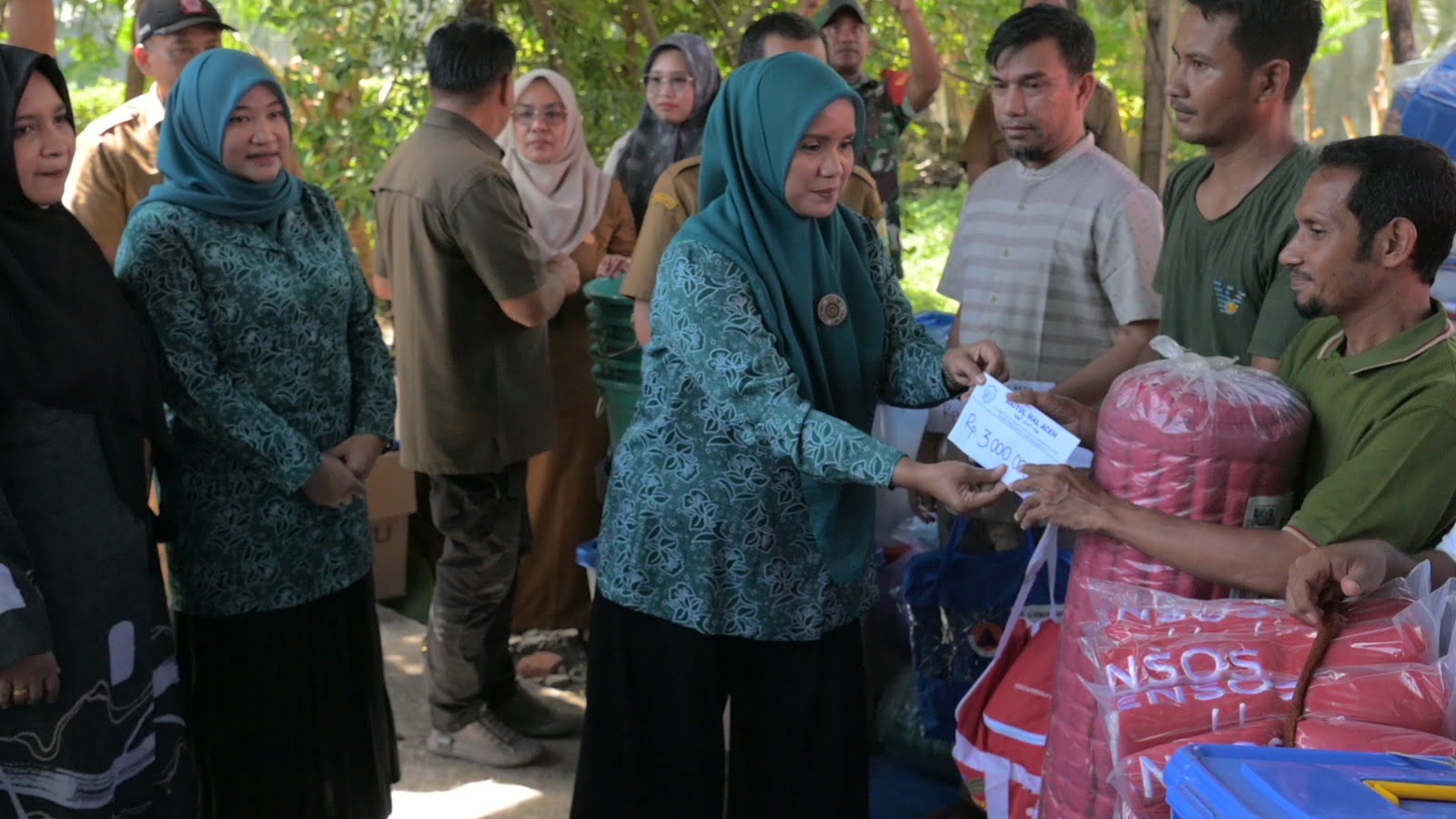 Cut Rezky Dampingi Pj Ketua TP PKK Aceh Kunjungi dan Bantu Korban Kebakaran di KBJ
