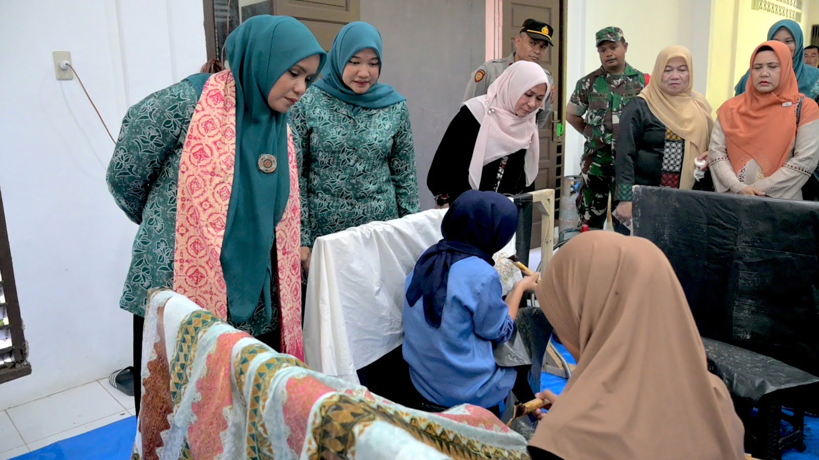 Pj Ketua TP PKK Aceh Apresiasi Potensi Bisnis Batik Aceh Besar