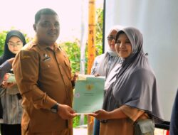 Wakili Pj Bupati, Sekda Aceh Besar Serahkan Sertifikat Retribusi Tanah
