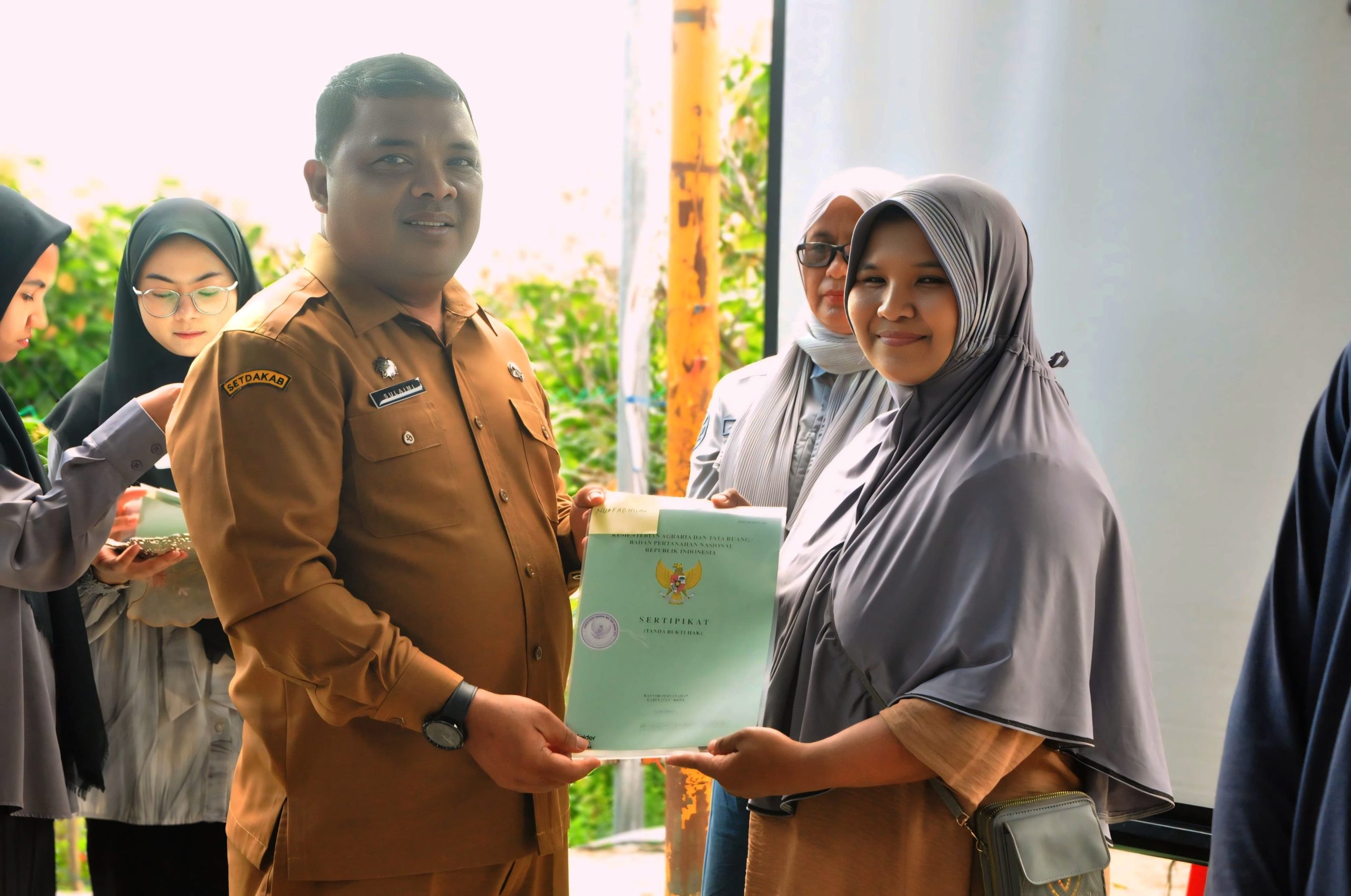 Wakili Pj Bupati, Sekda Aceh Besar Serahkan Sertifikat Retribusi Tanah