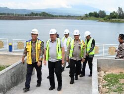 Wakili Pj Bupati, Asisten III Sekdakab Aceh Besar Dampingi Irjen Kemendagri Tinjau Pembangunan Venue Dayung di Waduk Keuliling