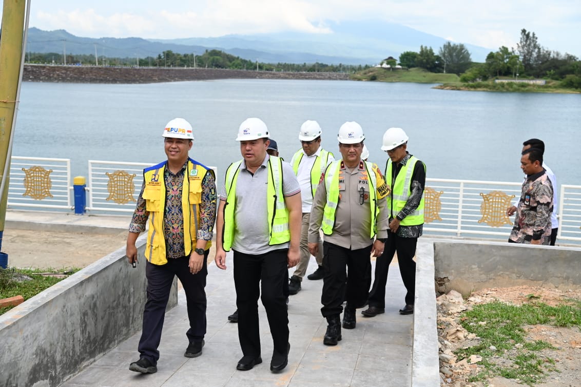 Wakili Pj Bupati, Asisten III Sekdakab Aceh Besar Dampingi Irjen Kemendagri Tinjau Pembangunan Venue Dayung di Waduk Keuliling