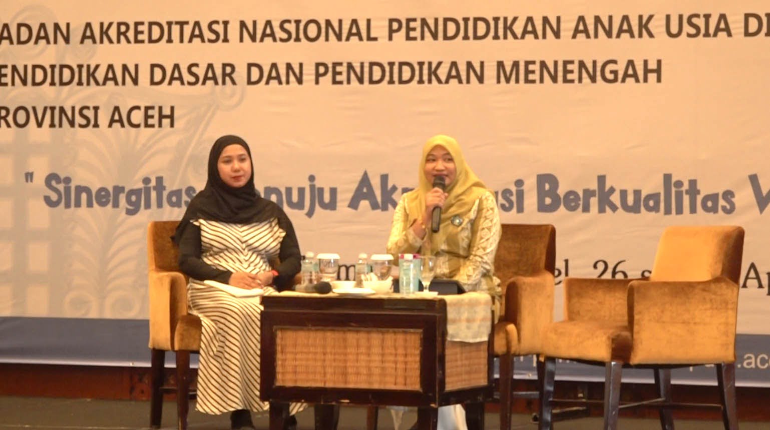 Bunda PAUD Aceh Besar Cut Rezky Isi Materi Pada Rakorda BAN-PDM Dihadapan Bunda PAUD Se-Aceh