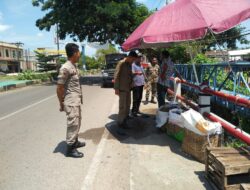 Tanggapi Keluhan, Satpol PP Aceh Besar Tertibkan PKL di Jembatan Lamsayuen Ingin Jaya