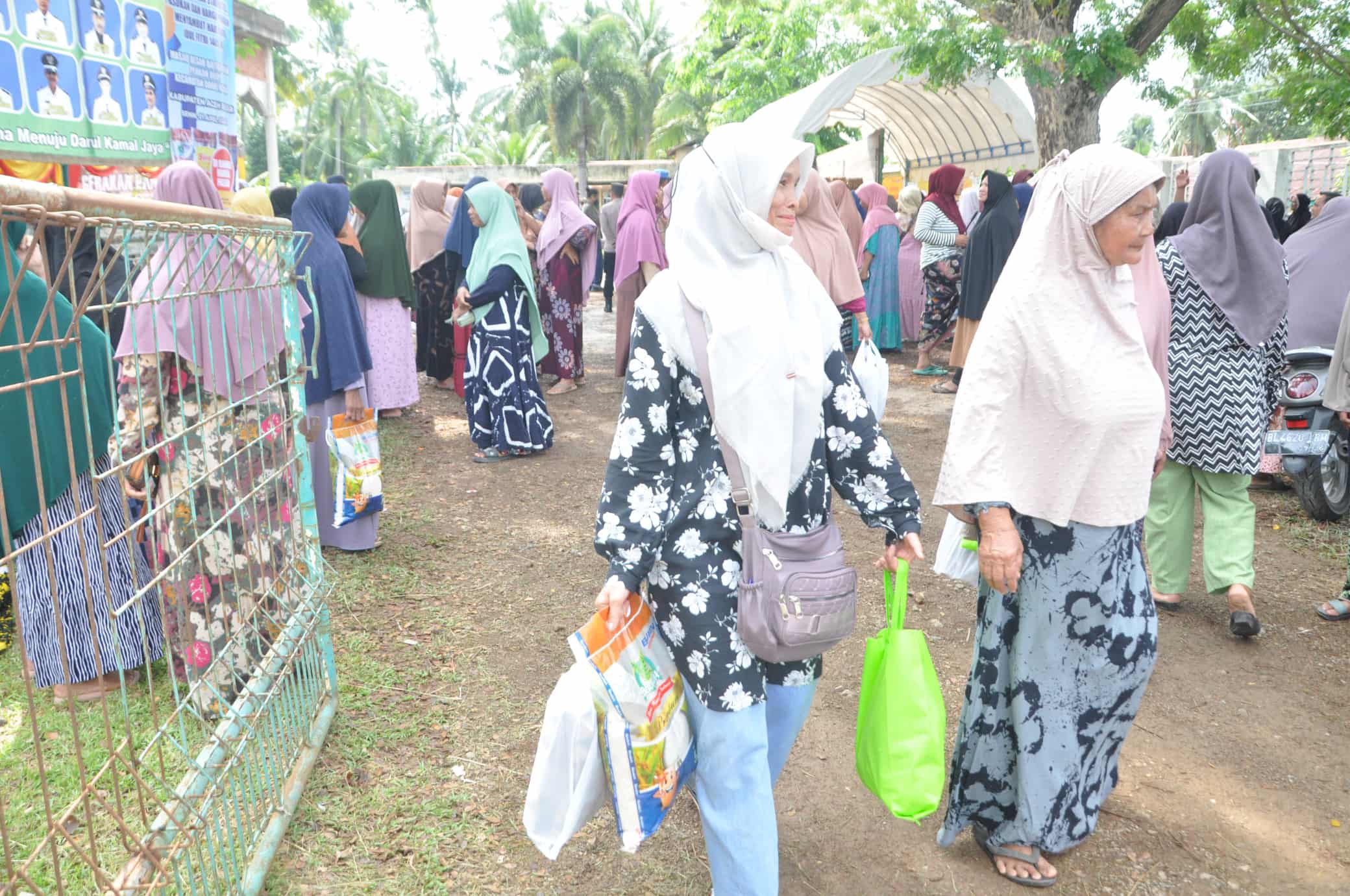 Masyarakat Padati Bazar Pangan Murah di Darul Kamal