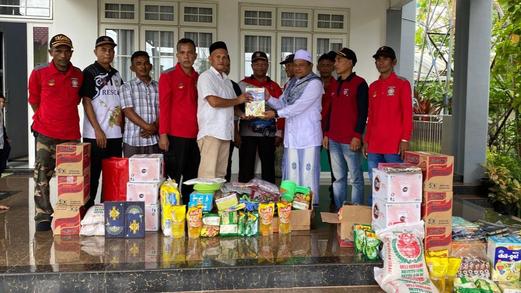 Pemkab Aceh Besar Serahkan Bantuan Masa Panik Korban Kebakaran di Dayah Thalibul Huda