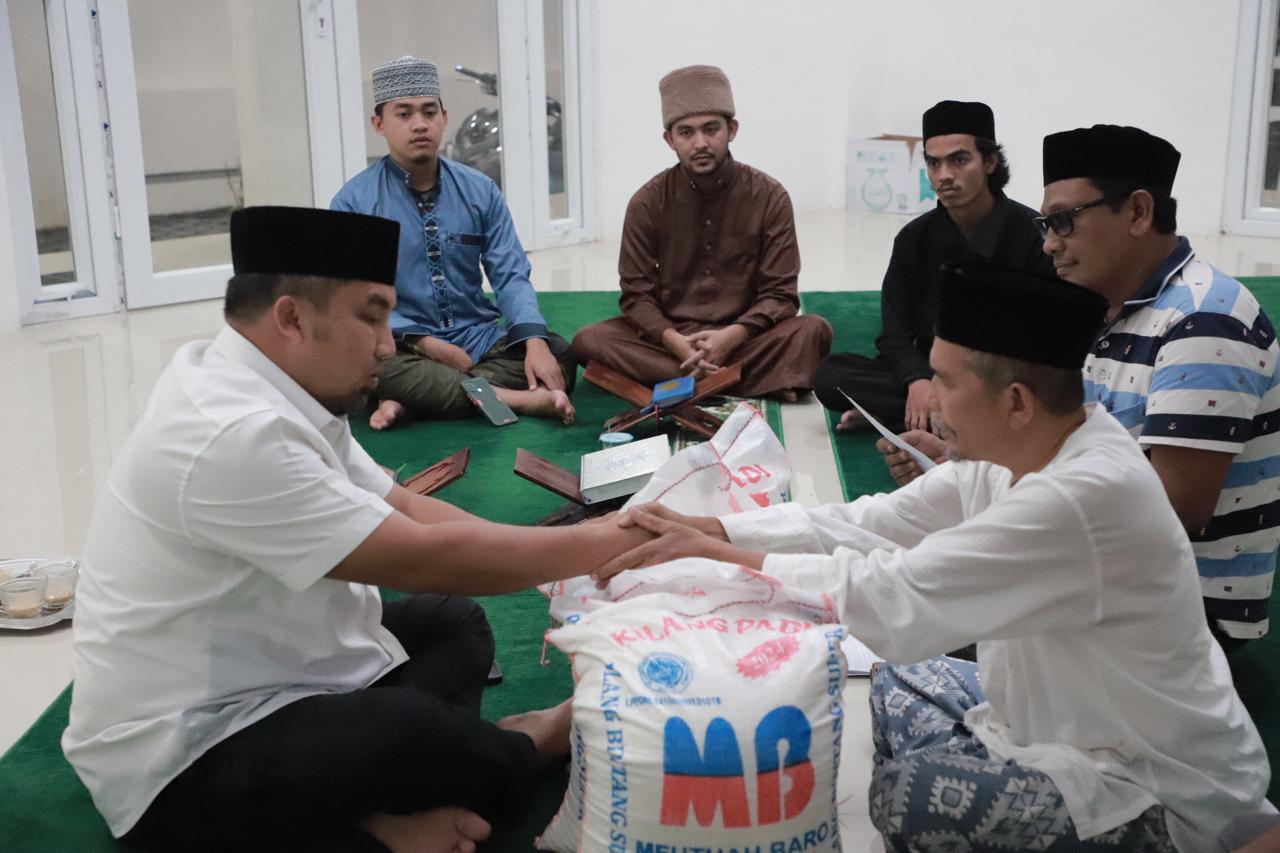 Pj Bupati Muhammad Iswanto Tunaikan Zakat Fitrah Keluarga Besar Meuligoe