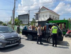 Personel Lantas Polres Pidie Tegur Pengemudi Mobil Bak Terbuka Angkut Penumpang