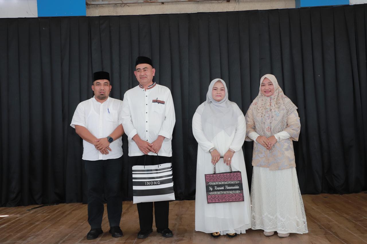 Pj Bupati Aceh Besar Serahkan Cindera Mata untuk Camat Seulimuem