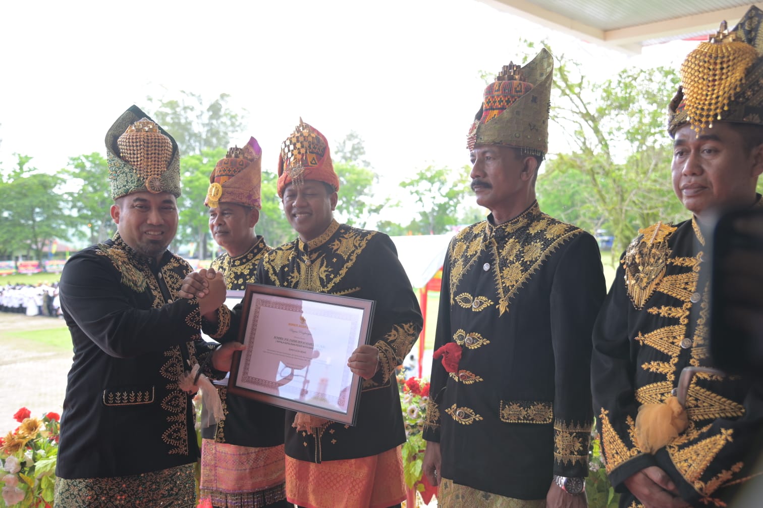 Sukseskan Pileg dan Pilpres, Pj Bupati Iswanto Serahkan Penghargaan untuk Forkopimda Aceh Besar