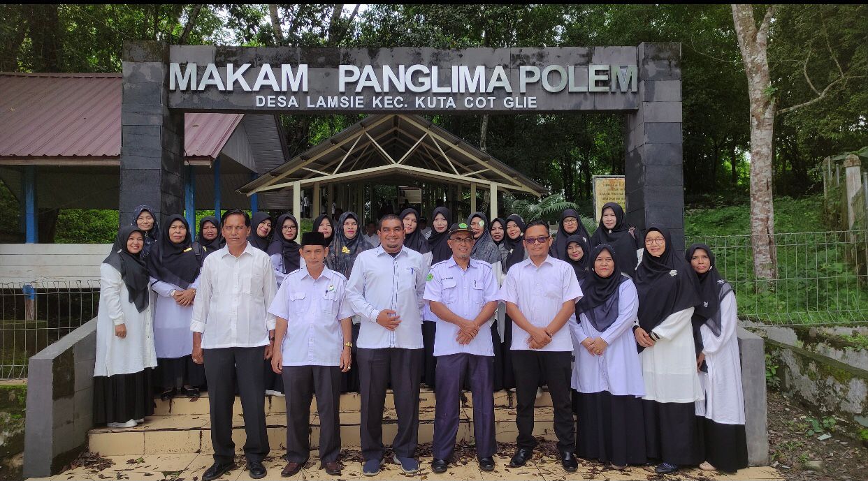 Peringati Harkitnas, Kemenag Aceh Besar Ziarah ke Makam Tgk Chik Ditiro dan Panglima Polem