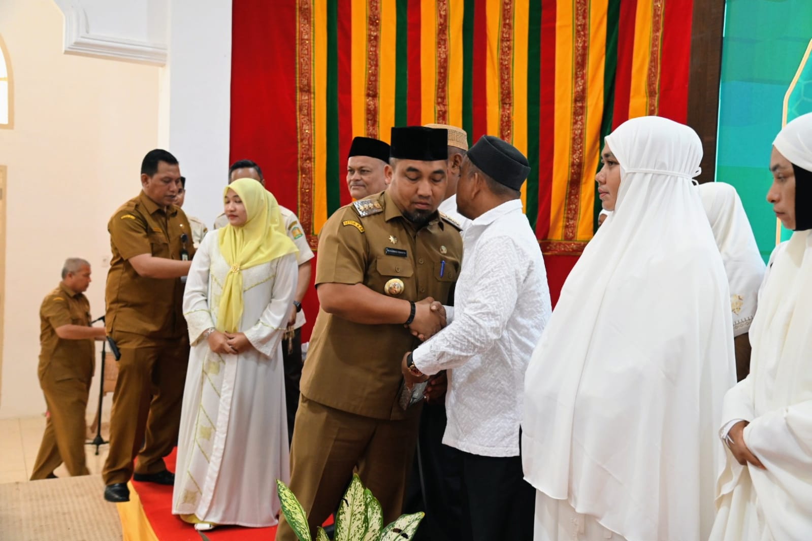 Pemkab Aceh Besar Peusijuek 29 JCH dari Unsur ASN