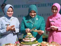 Potong Tumpeng, Cut Rezky Handayani Sampaikan Terimakasih Atas Suksesnya HUT ke-52 HKG TP PKK di Aceh Beser