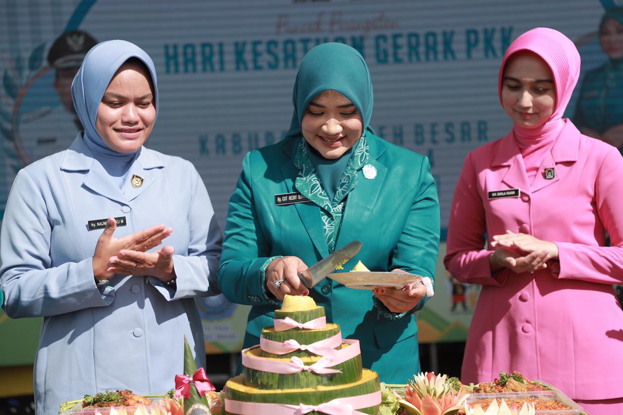 Potong Tumpeng, Cut Rezky Handayani Sampaikan Terimakasih Atas Suksesnya HUT ke-52 HKG TP PKK di Aceh Beser