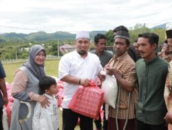 Pj Bupati Aceh Besar Serahkan 100 Paket Bantuan Sosial untuk Warga Kota Jantho