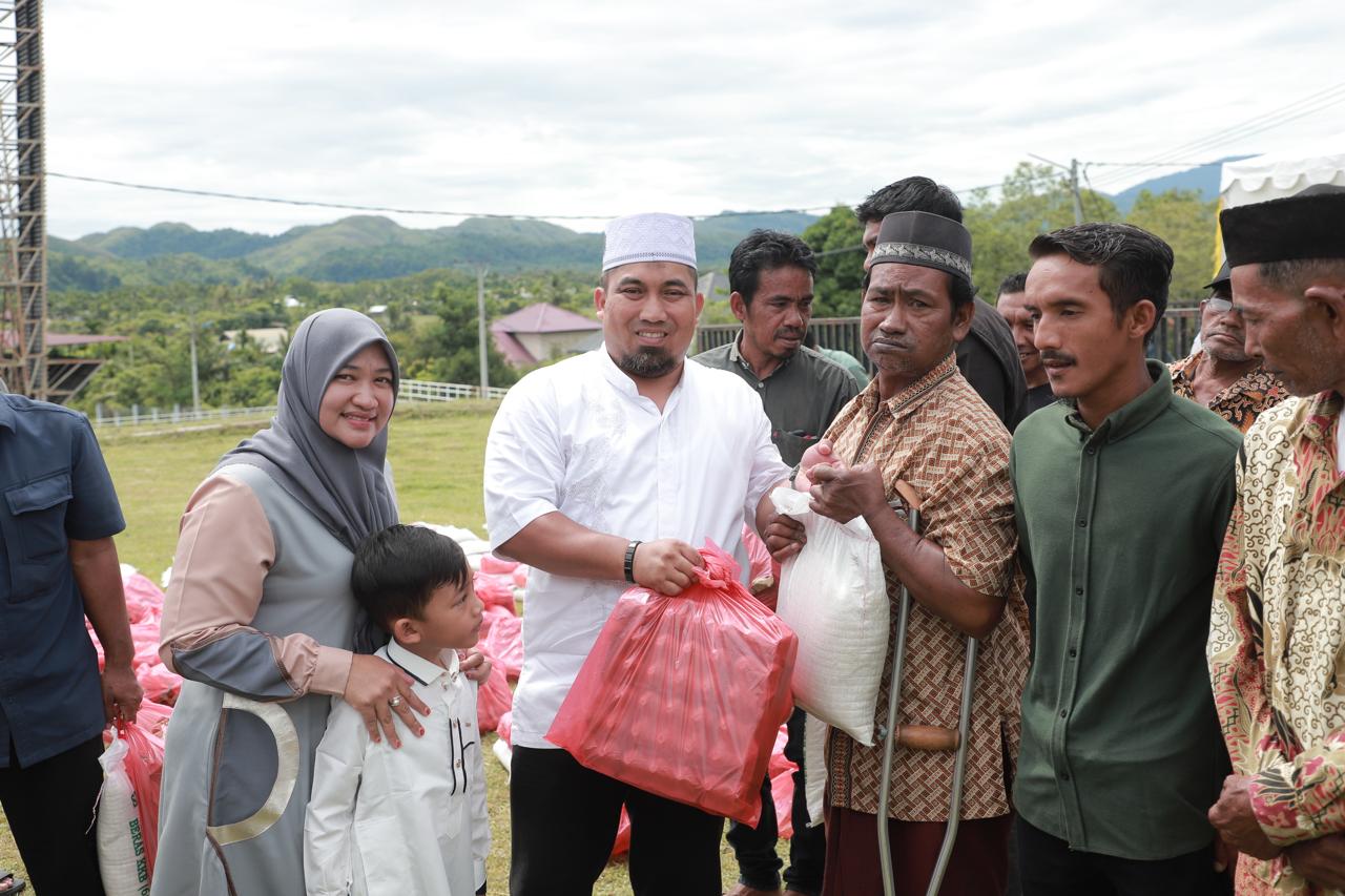 Pj Bupati Aceh Besar Serahkan 100 Paket Bantuan Sosial untuk Warga Kota Jantho