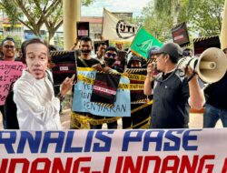 Gelar Aksi di Depan Gedung DPRK, Jurnalis Lhokseumawe Tolak Revisi UU Penyiaran