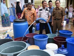 Pj Bupati Aceh Besar Turun Langsung Distribusikan Air Bersih untuk Warga Lhoknga