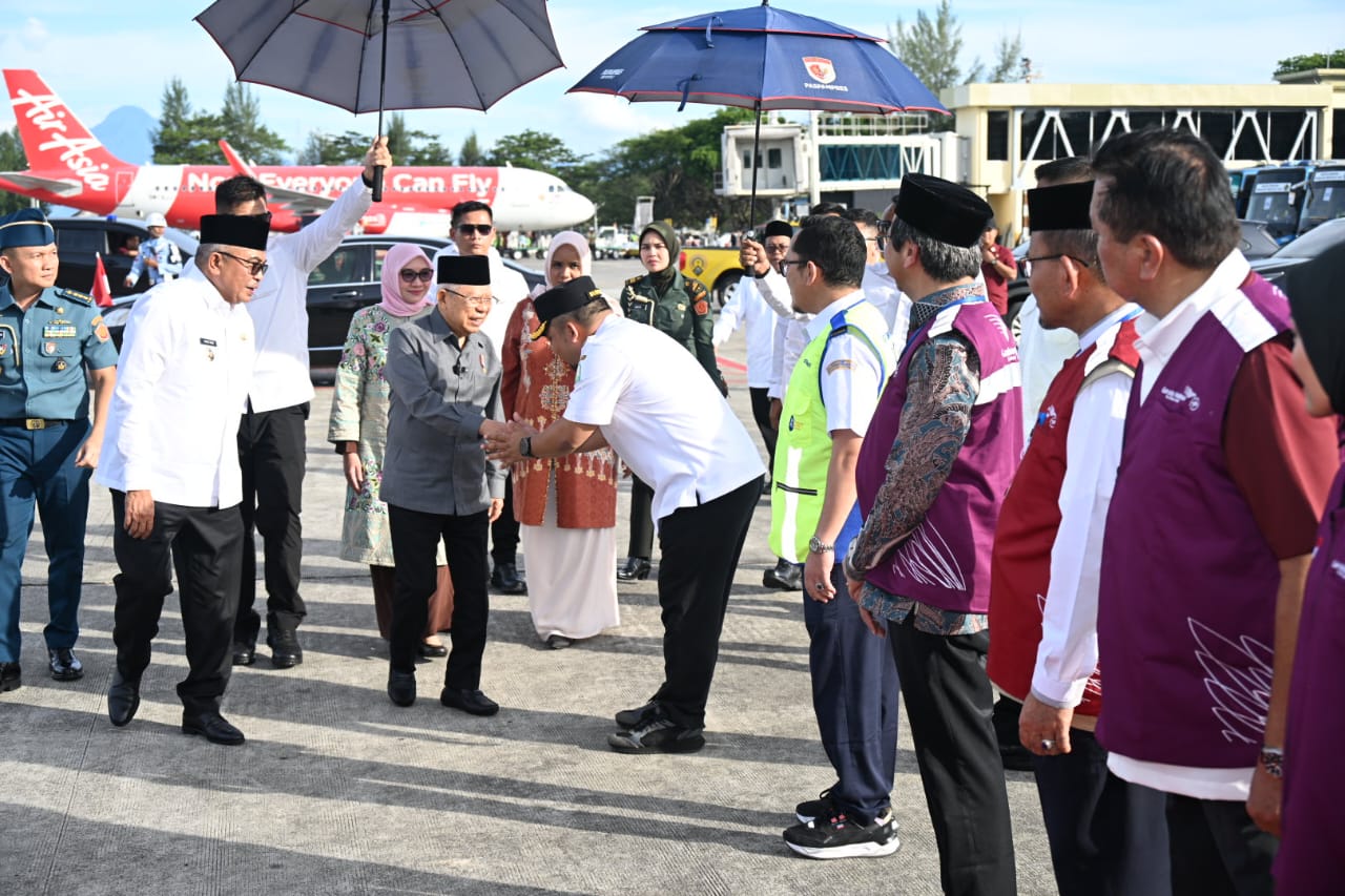 Dampingi Pj Gubernur Aceh, Pj Bupati Aceh Besar Bersama Forkopimda Aceh Sambut Kedatangan Wapres RI di Bandara SIM