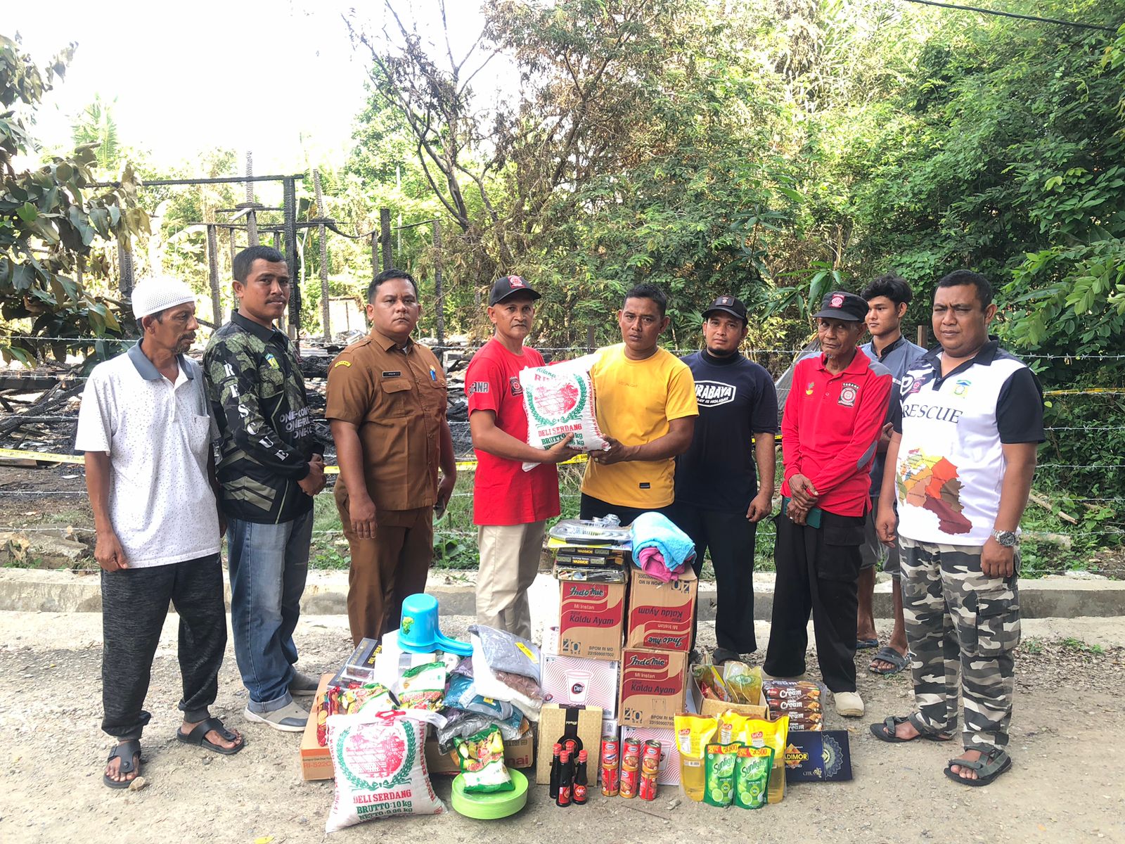 Dinsos Aceh Besar Salurkan Bantuan Masa Panik untuk Korban Kebakaran
