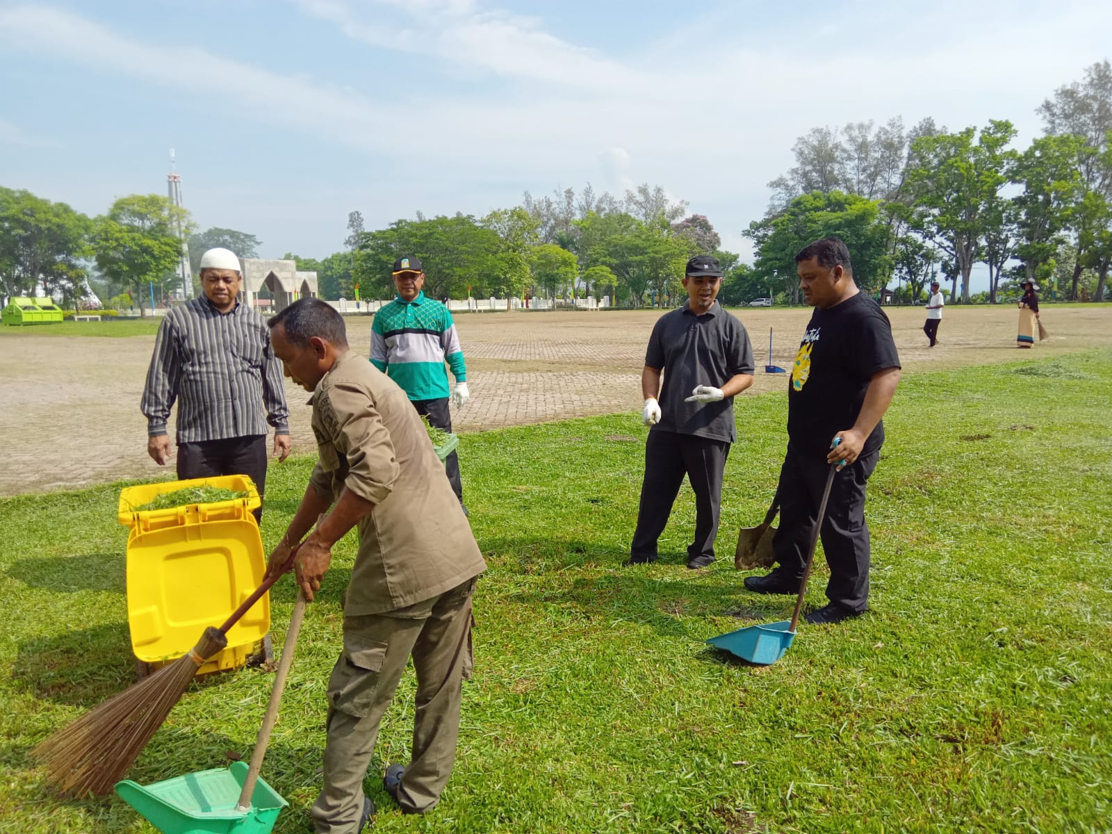 Jelang Peringatan HUT Ke-40, ASN Gotong Royong Bersihkan Kota Jantho
