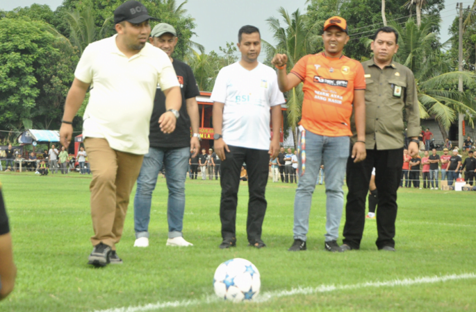 Tendang Bola Perdana, Pj Bupati Aceh Besar Buka Turnamen Sepak Bola PS AMLA CUP 2024