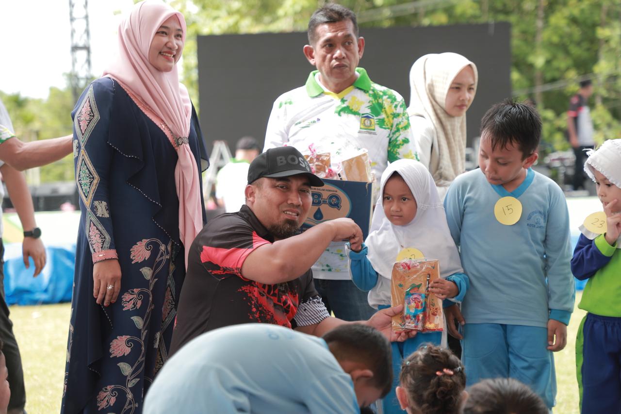 Pj Bupati dan Bunda PAUD Aceh Besar Berikan Penghargaan Mewarnai
