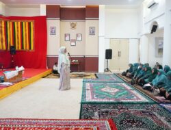 Ustadzah Rahmatillah Isi Kajian Rutin di Meuligoe Bupati Aceh Besar