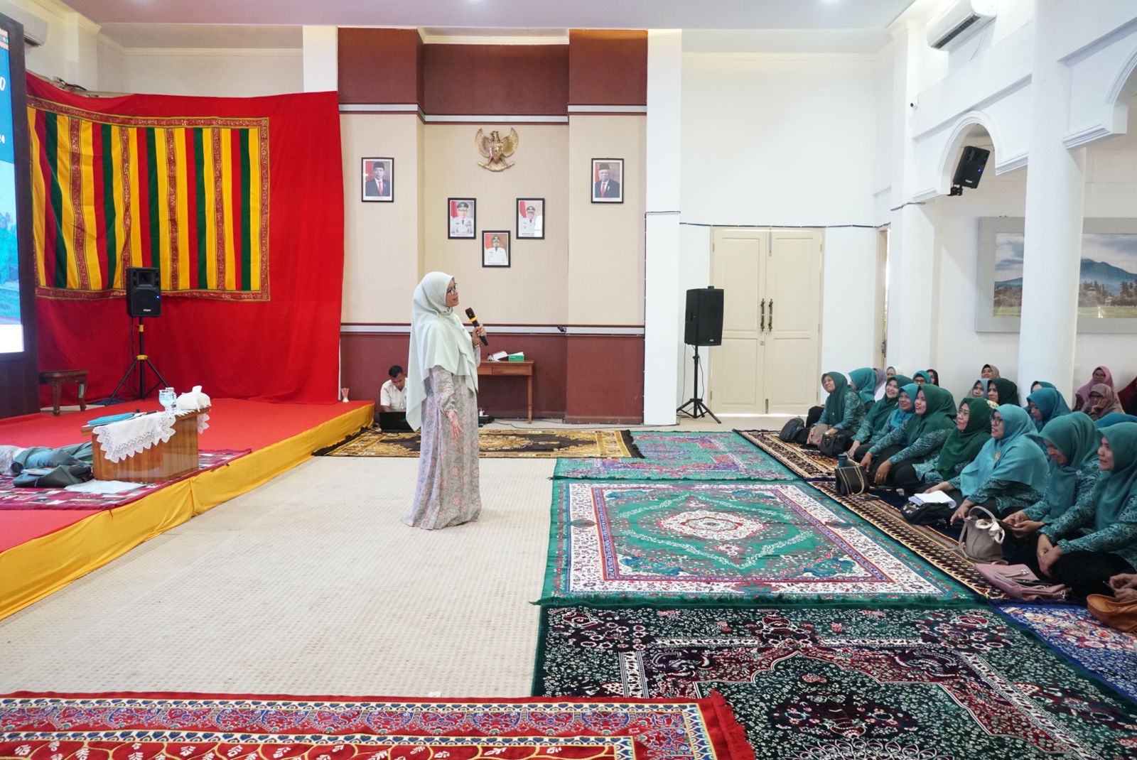 Ustadzah Rahmatillah Isi Kajian Rutin di Meuligoe Bupati Aceh Besar