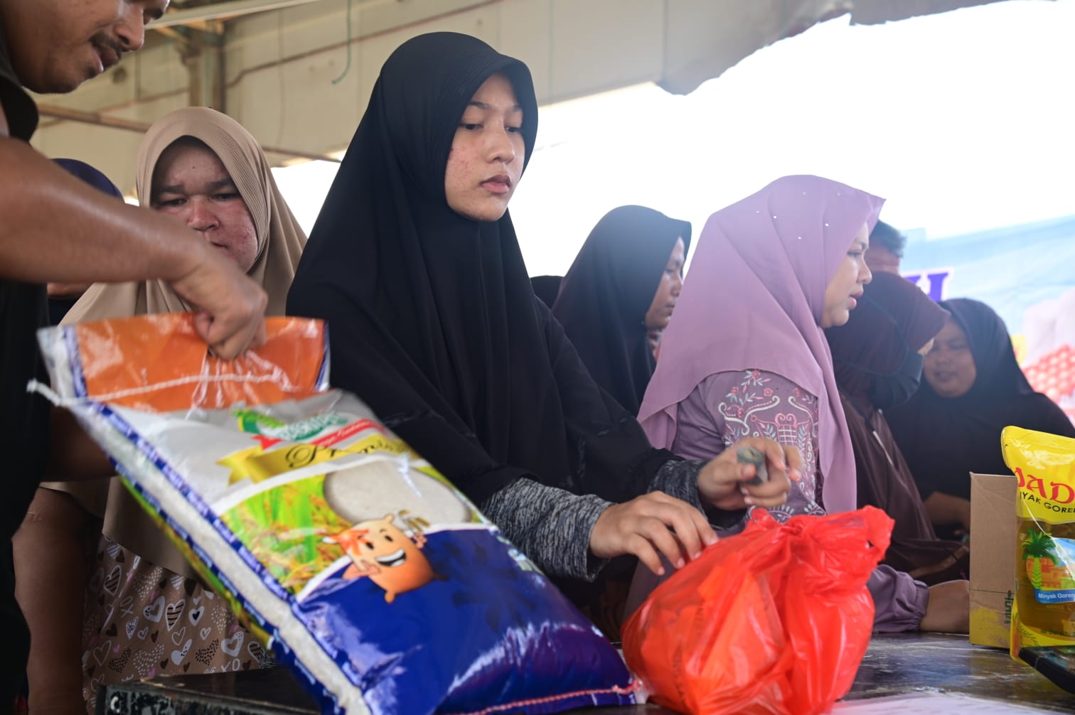 Warga Krueng Raya Nikmati Pasar Khusus Jelang Idul Adha, 400 Kupon Laris Manis