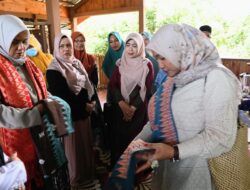 Pj Ketua TP PKK Aceh Besar Dampingi Pj Ketua TP PKK Aceh Kunjungi Sentra Kerajinan Songket di Krueng Kale
