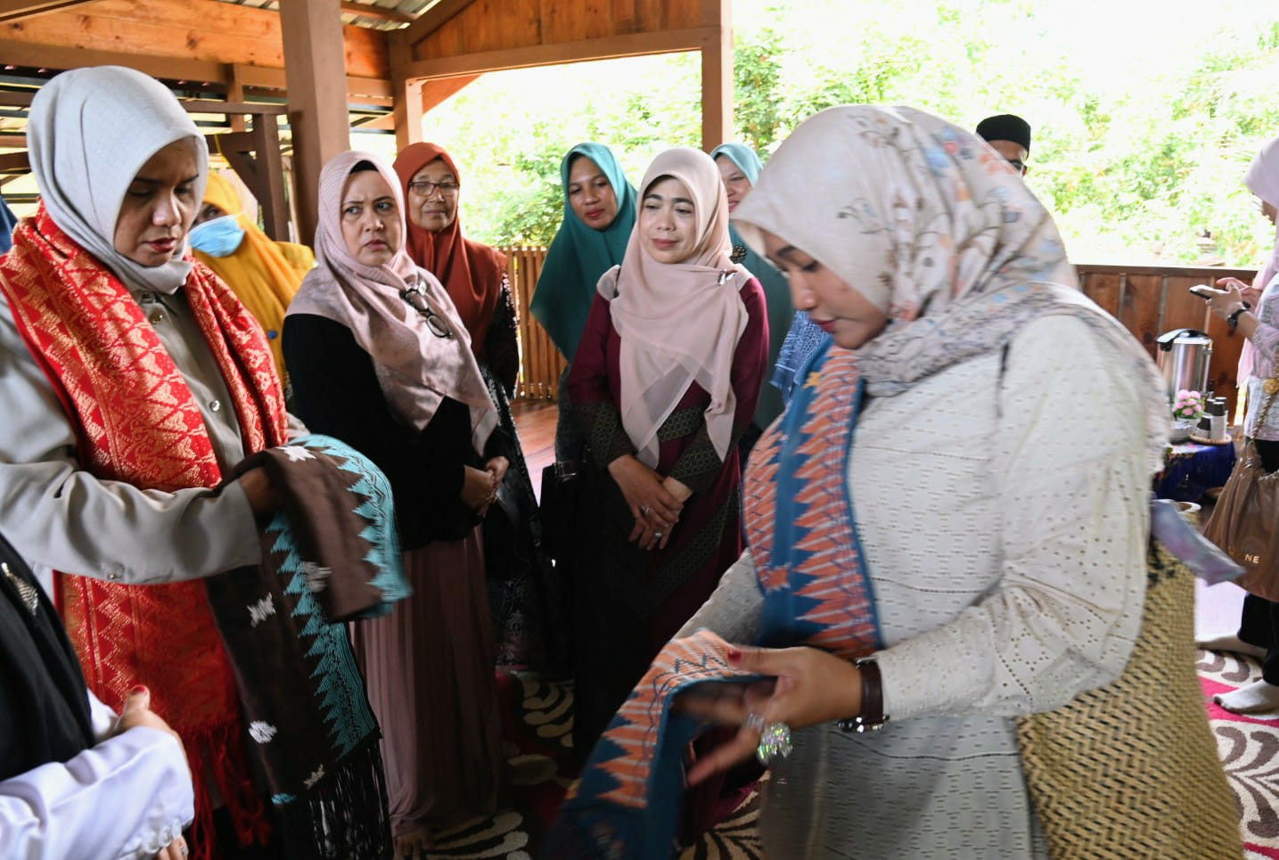 Pj Ketua TP PKK Aceh Besar Dampingi Pj Ketua TP PKK Aceh Kunjungi Sentra Kerajinan Songket di Krueng Kale