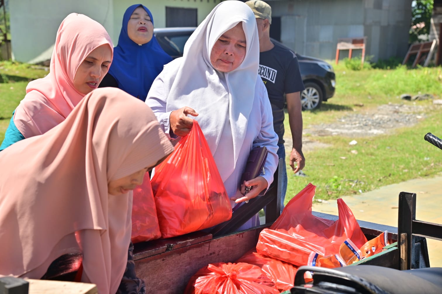 Jelang Idul Adha 1445 H, Warga Lhoong Padati Gelaran Pangan Murah Pemkab Aceh Besar