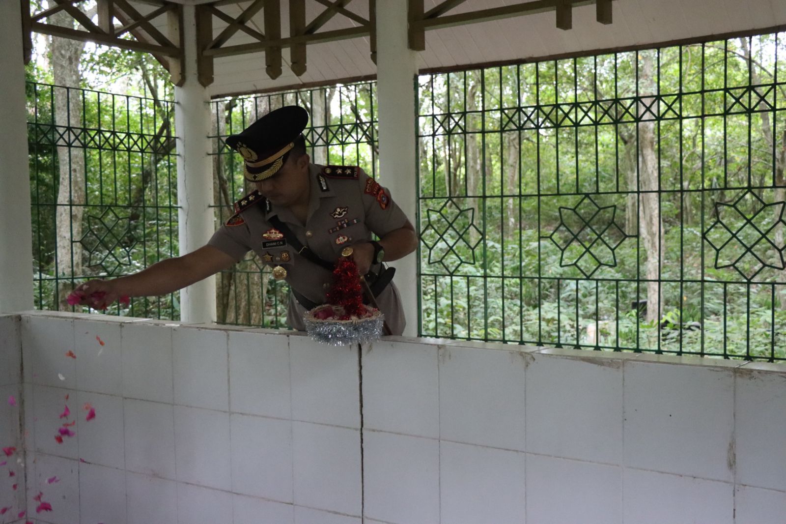 Peringati HUT ke-78 Bhayangkara, Polres Aceh Besar Gelar Upacara Ziarah Makam dan Tabur Bunga