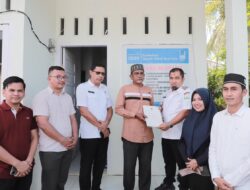 Pj Bupati Aceh Besar Serahkan Dua Unit Rumah Konstruksi Tahan Gempa untuk Yatim dan Dhuafa