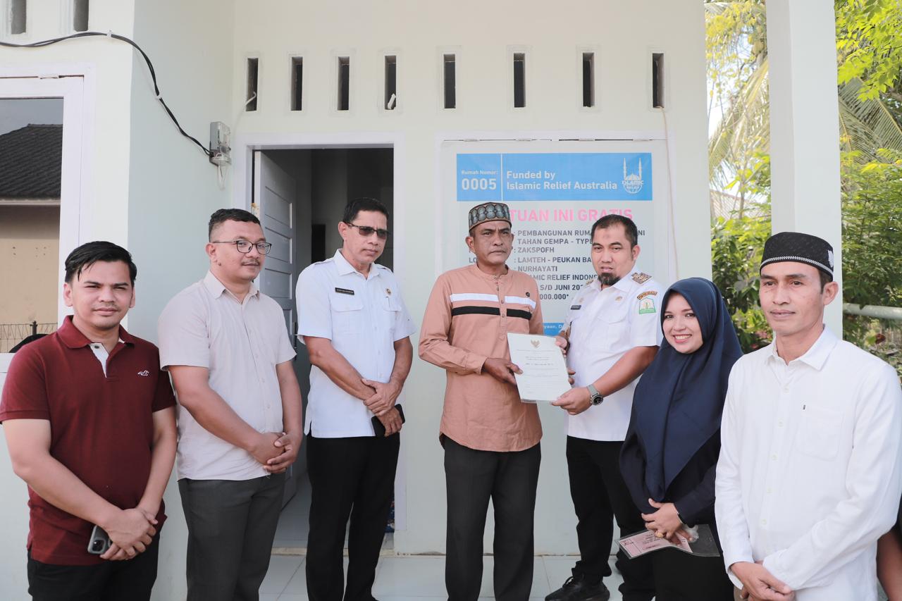 Pj Bupati Aceh Besar Serahkan Dua Unit Rumah Konstruksi Tahan Gempa untuk Yatim dan Dhuafa