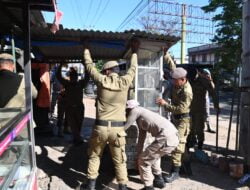 Satpol PP dan WH Aceh Besar Kembali Tertibkan Bangunan Liar di Kawasan Jalan Soekarno-Hatta Darul Imarah