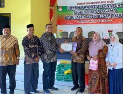 Peduli Tanah Wakaf, Camat Lhoong Terima Penghargaan dari Kemenag Aceh Besar