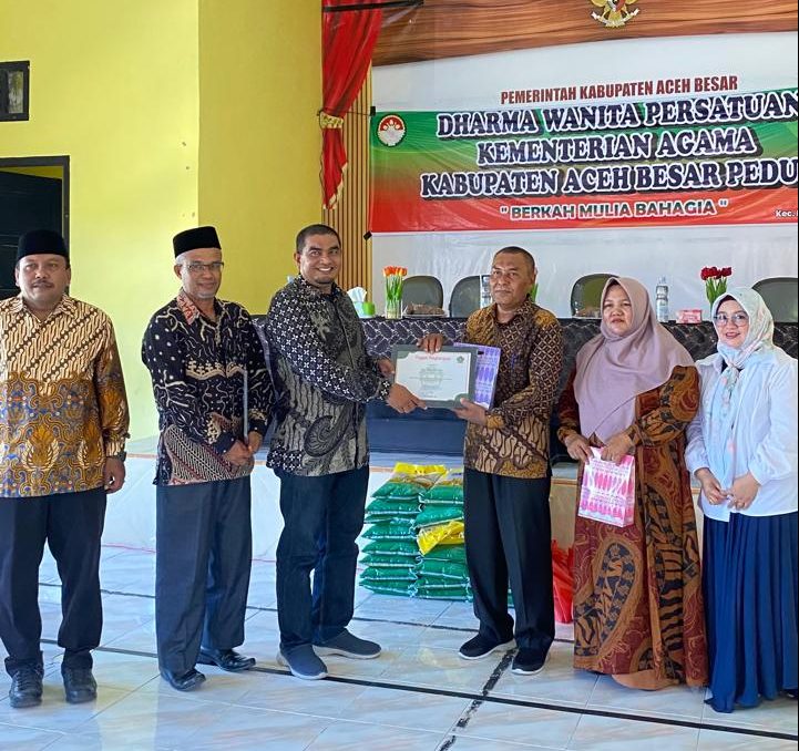 Peduli Tanah Wakaf, Camat Lhoong Terima Penghargaan dari Kemenag Aceh Besar