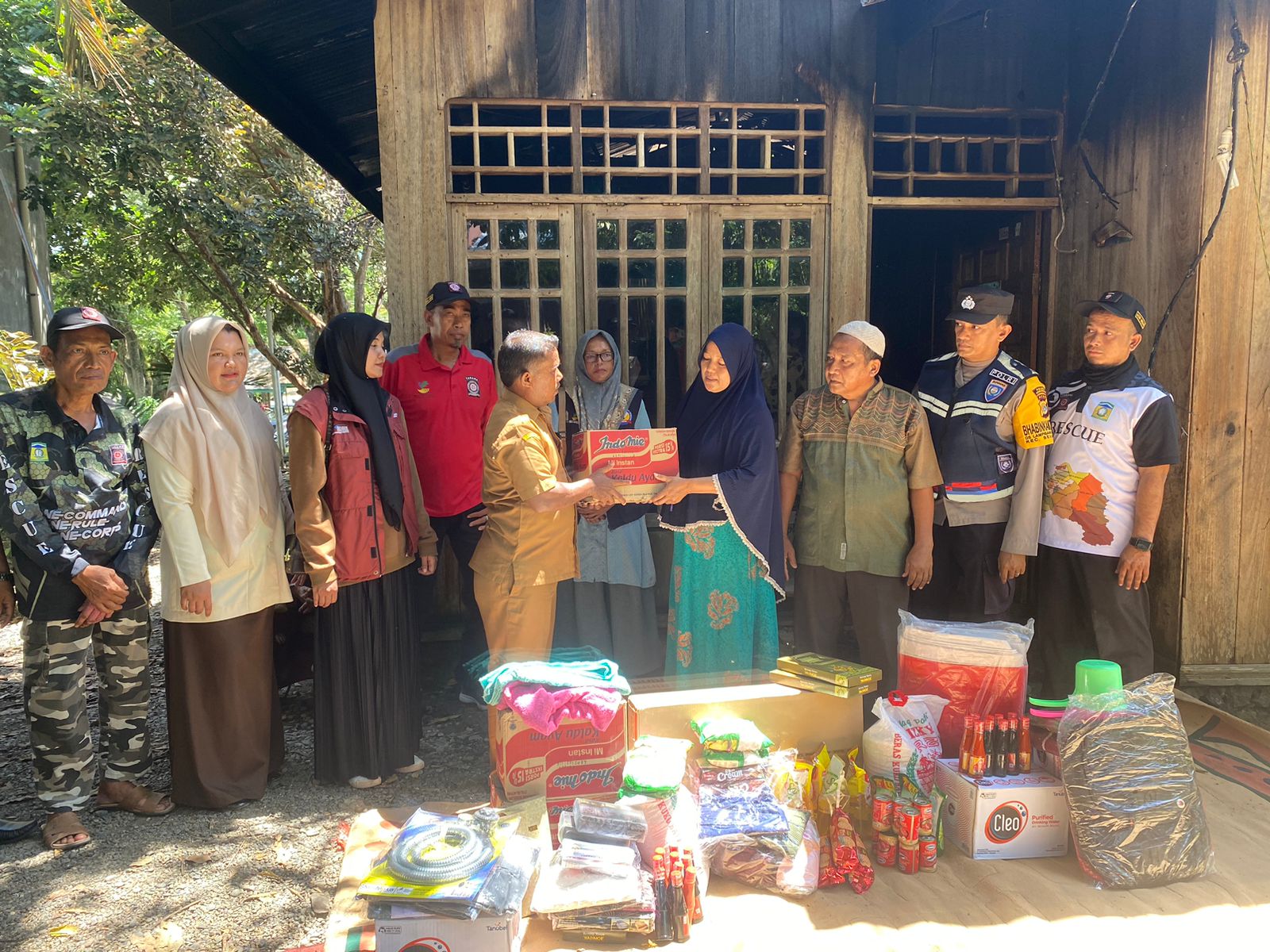 Dinas Sosial Aceh Besar Salurkan Bantuan Masa Panik untuk Korban Kebakaran di Pasar Seulimeum