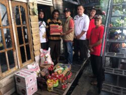 Dinsos Aceh Besar Serahkan Bantuan Kepada Korban Kebakaran di Gampong Reuhat Tuha Sukamakmur